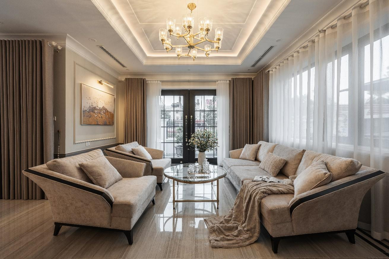 Bước chân vào phòng khách của Phương Thảo Villa, người ta không chỉ cảm nhận được sự sang trọng của những đường nét kiến trúc, mà còn cảm nhận được sự tinh tế của từng món đồ nội thất.