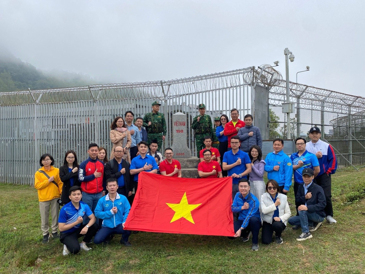 Chụp ảnh lưu niệm tại cột mốc biên giới