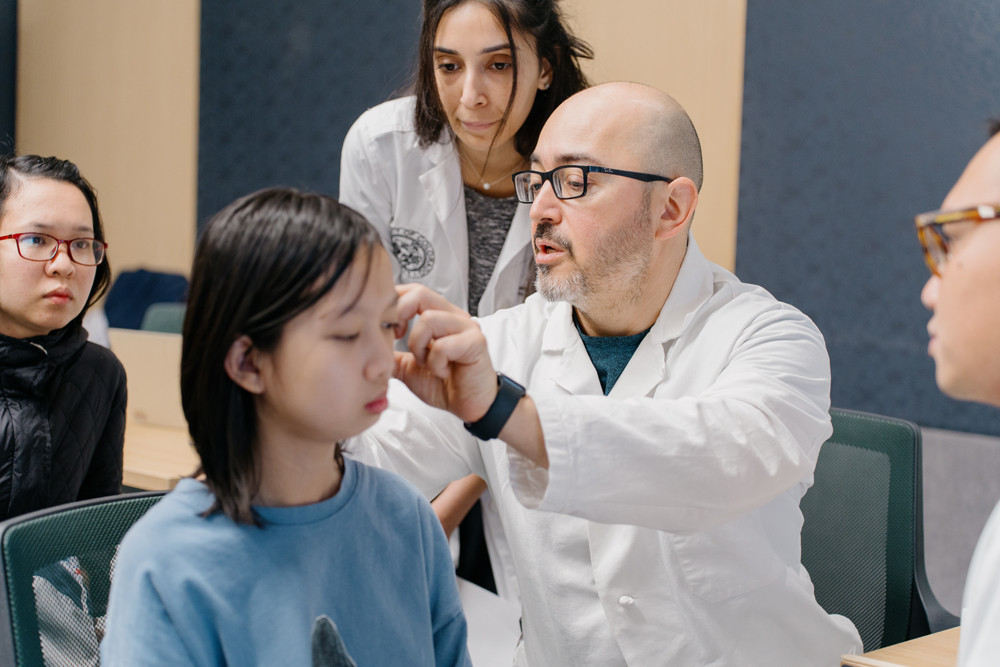 Các bệnh nhân được thăm khám bởi các chuyên gia cao cấp từ Mỹ