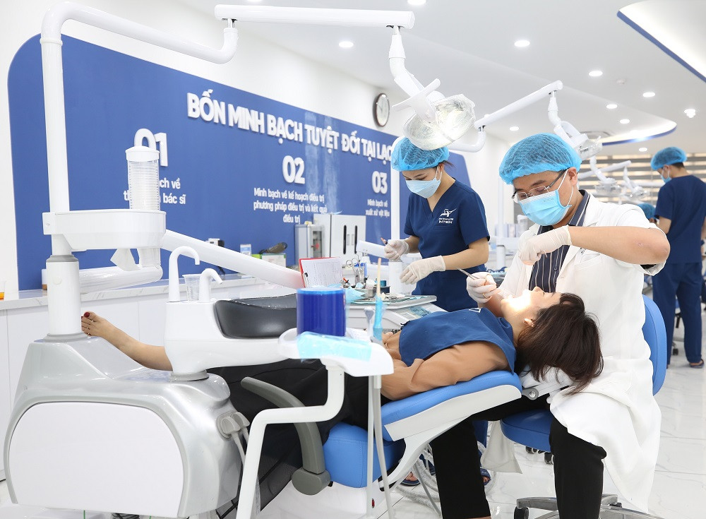 Bác sĩ Nguyễn Hoàng Dương thăm khám cho khách hàng tại Nha khoa Lạc Việt Intech