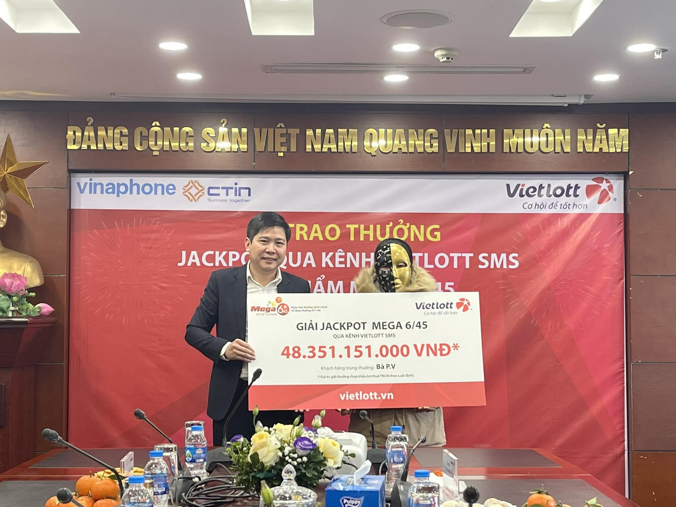 Vietlott trao giải cho người trúng Jackpot của sản phẩm Mega 6/45 đầu tiên của năm 2024. Vietlott trao giải cho người trúng Jackpot của sản phẩm Mega 6/45 đầu tiên của năm 2024.