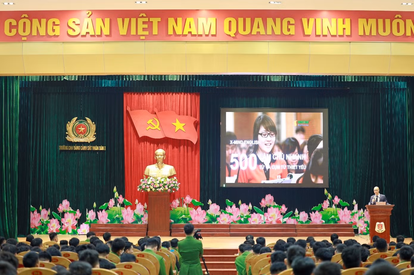 Thầy Nguyễn Anh Đức truyền cảm hứng học tiếng Anh cho học viên trường Cao đẳng Cảnh sát Nhân Dân I