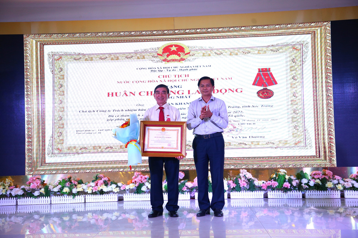 Chủ tịch UBND tỉnh Sóc Trăng Trần Văn Lâu trao Huân chương Lao động hạng Nhất của Chủ tịch nước cho ông Lê Văn Khanh Chủ tịch UBND tỉnh Sóc Trăng Trần Văn Lâu trao Huân chương Lao động hạng Nhất của Chủ tịch nước cho ông Lê Văn Khanh