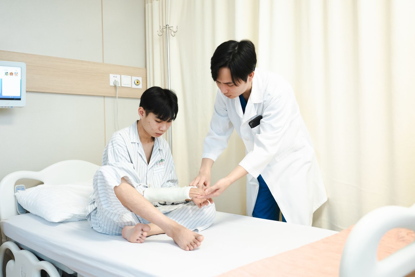 Bác sĩ Doanh tái khám cho Hùng sau ngày phẫu thuật.