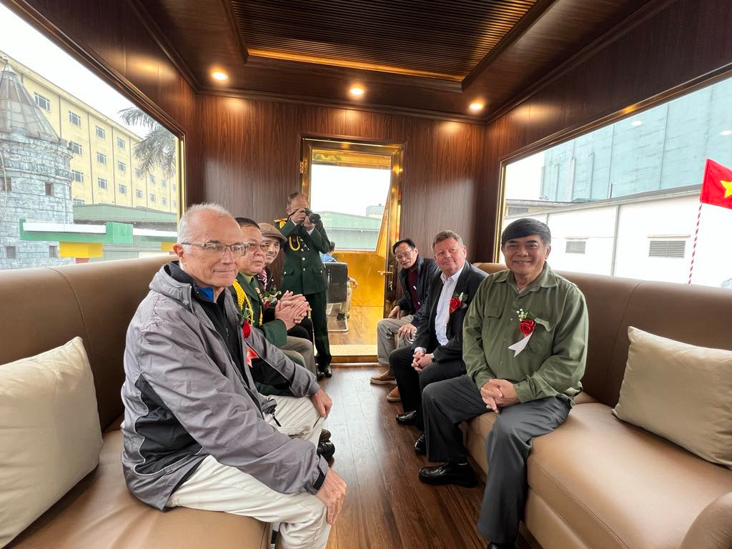 Ông Nguyễn Hữu Đường cùng nhiều chuyên gia trong và ngoài nước trên tàu dát vàng