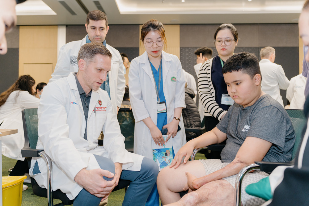 Bé Trần Phúc Sinh (2012, Hưng Yên) được các chuyên gia thăm khám sáng ngày 10/3