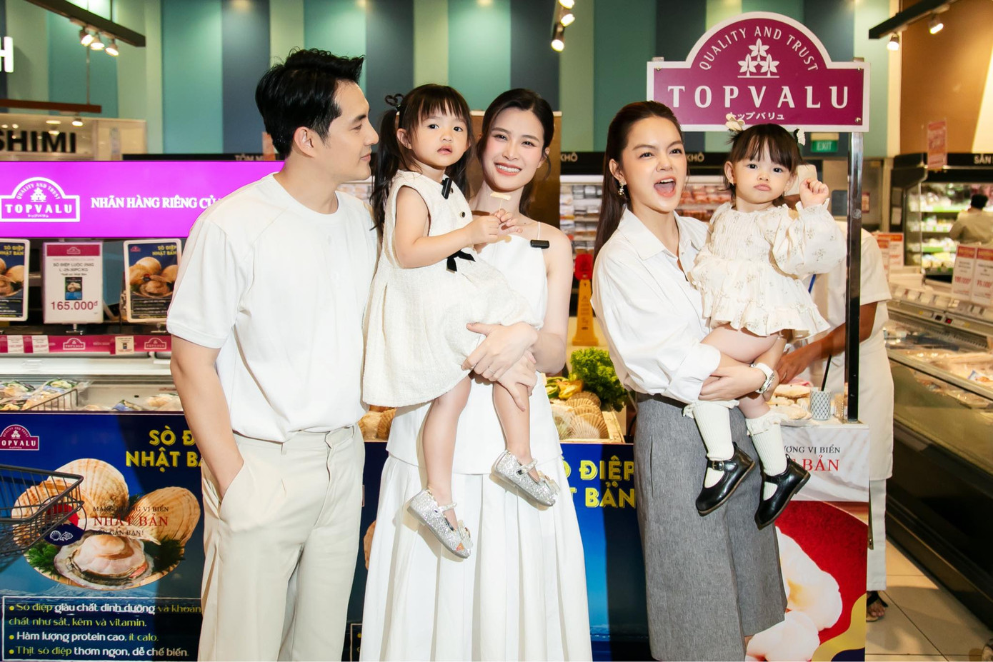 Gia đình Nhi Thắng và ca sĩ Phạm Quỳnh Anh thưởng thức sò điệp tươi sống Nhật Bản đầu tiên tại AEON Tân Phú Gia đình Nhi Thắng và ca sĩ Phạm Quỳnh Anh thưởng thức sò điệp tươi sống Nhật Bản đầu tiên tại AEON Tân Phú