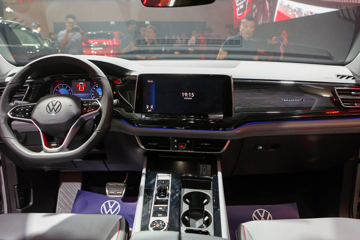 Khoang nội thất Teramont X rộng rãi, hiện đại và được trang bị nhiều công nghệ mới.