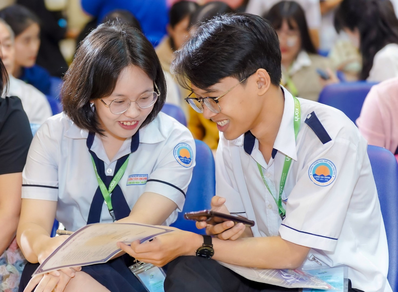 Hai thành viên đội Mầm Chồi Lá, hào hứng trao đổi sau lượt thi đầu tiên. Hai thành viên đội Mầm Chồi Lá, hào hứng trao đổi sau lượt thi đầu tiên.