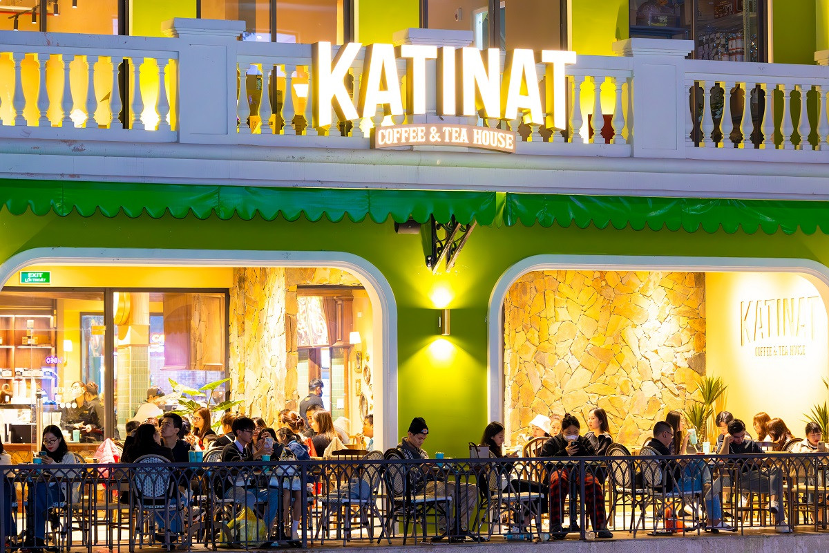 View sông ở quán cà phê Katinat thường trong cảnh “kín chỗ ngồi”