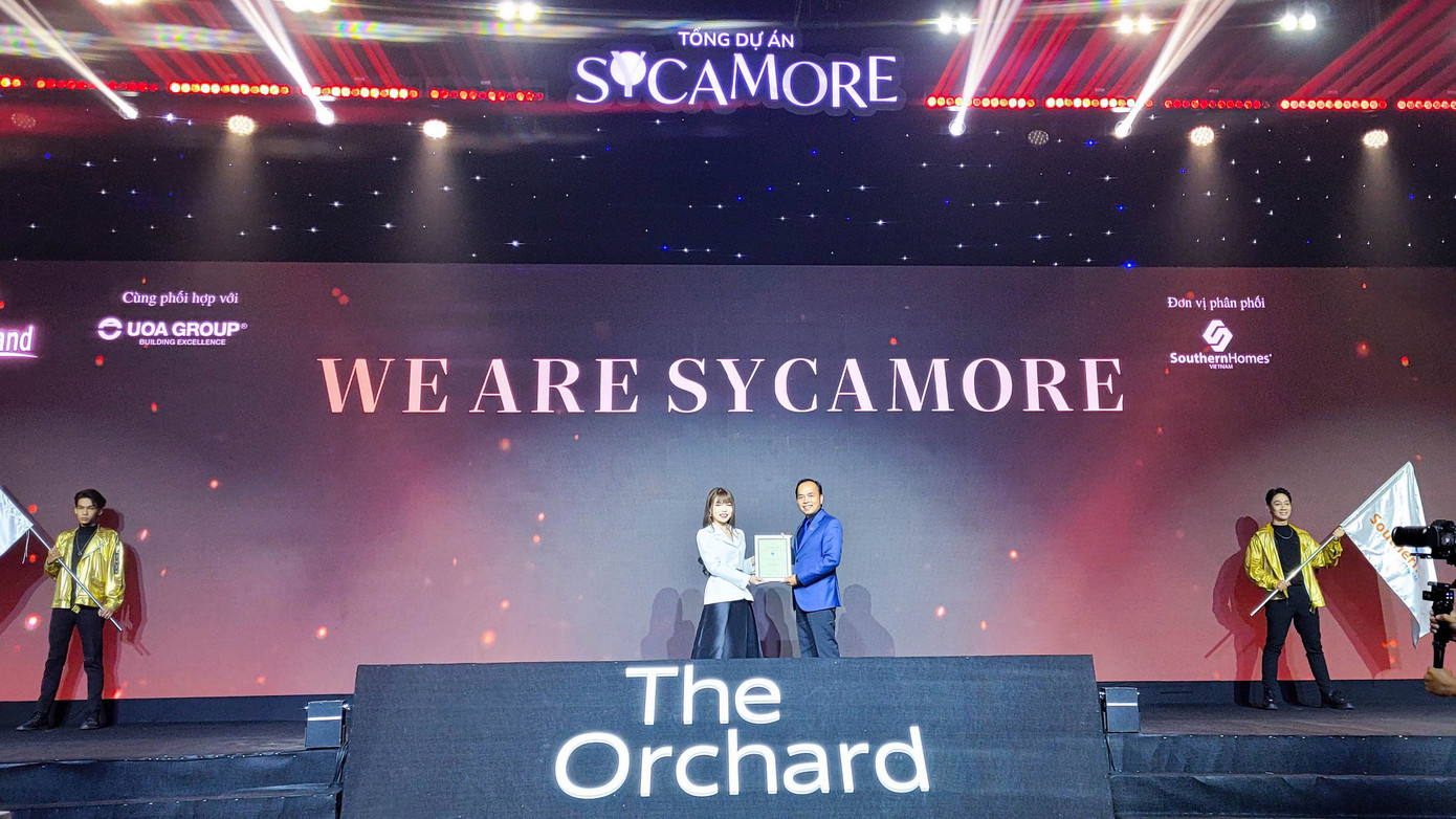 Bà Vũ Nguyễn Hoàng Anh, Giám đốc kinh doanh miền Nam CapitaLand Development và Ông Tạ Minh Kha - Tổng Giám Đốc Southern Homes Việt Nam tại lễ ký kết.