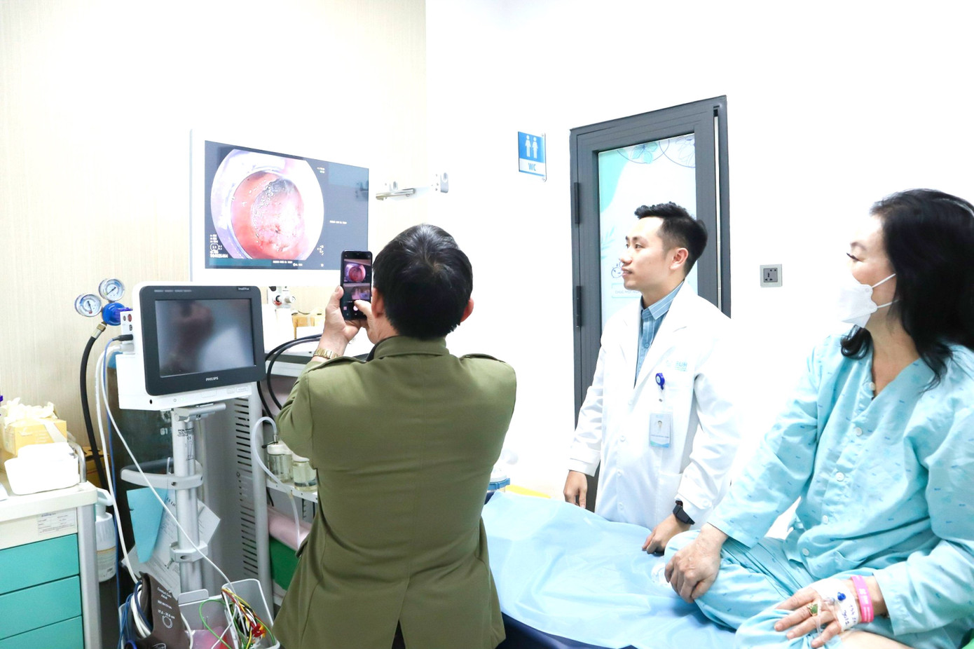 Bác sĩ Vượng cho người nhà bệnh nhân xem diện cắt sau can thiệp Bác sĩ Vượng cho người nhà bệnh nhân xem diện cắt sau can thiệp