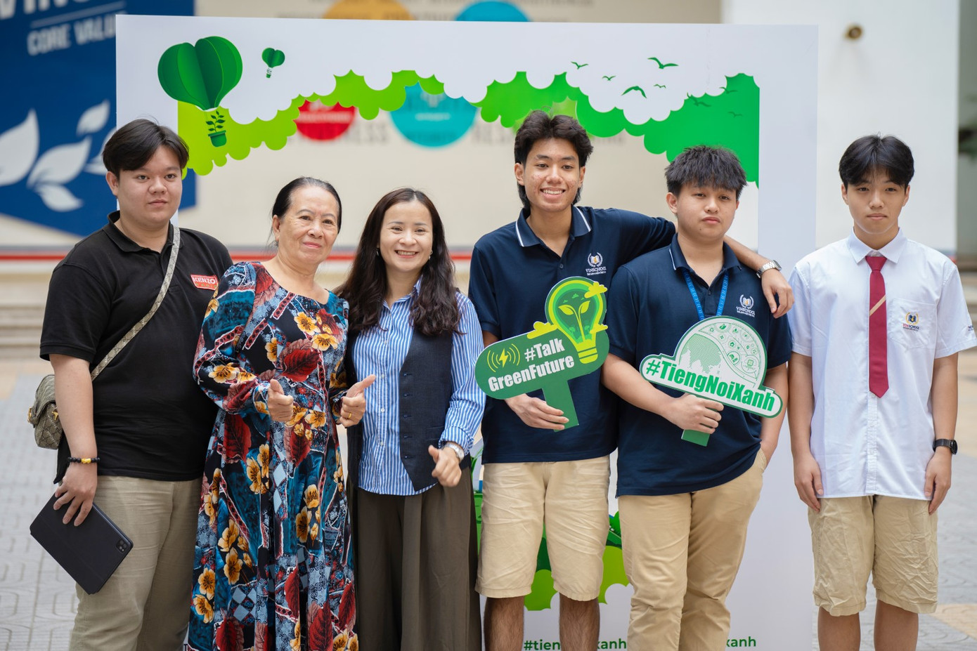 Các thí sinh Vòng Đối đầu khu vực miền Nam được sự đồng hành xuyên suốt của phụ huynh tại điểm thi ở trường Vinschool Central Park (TP.HCM). Các thí sinh Vòng Đối đầu khu vực miền Nam được sự đồng hành xuyên suốt của phụ huynh tại điểm thi ở trường Vinschool Central Park (TP.HCM).