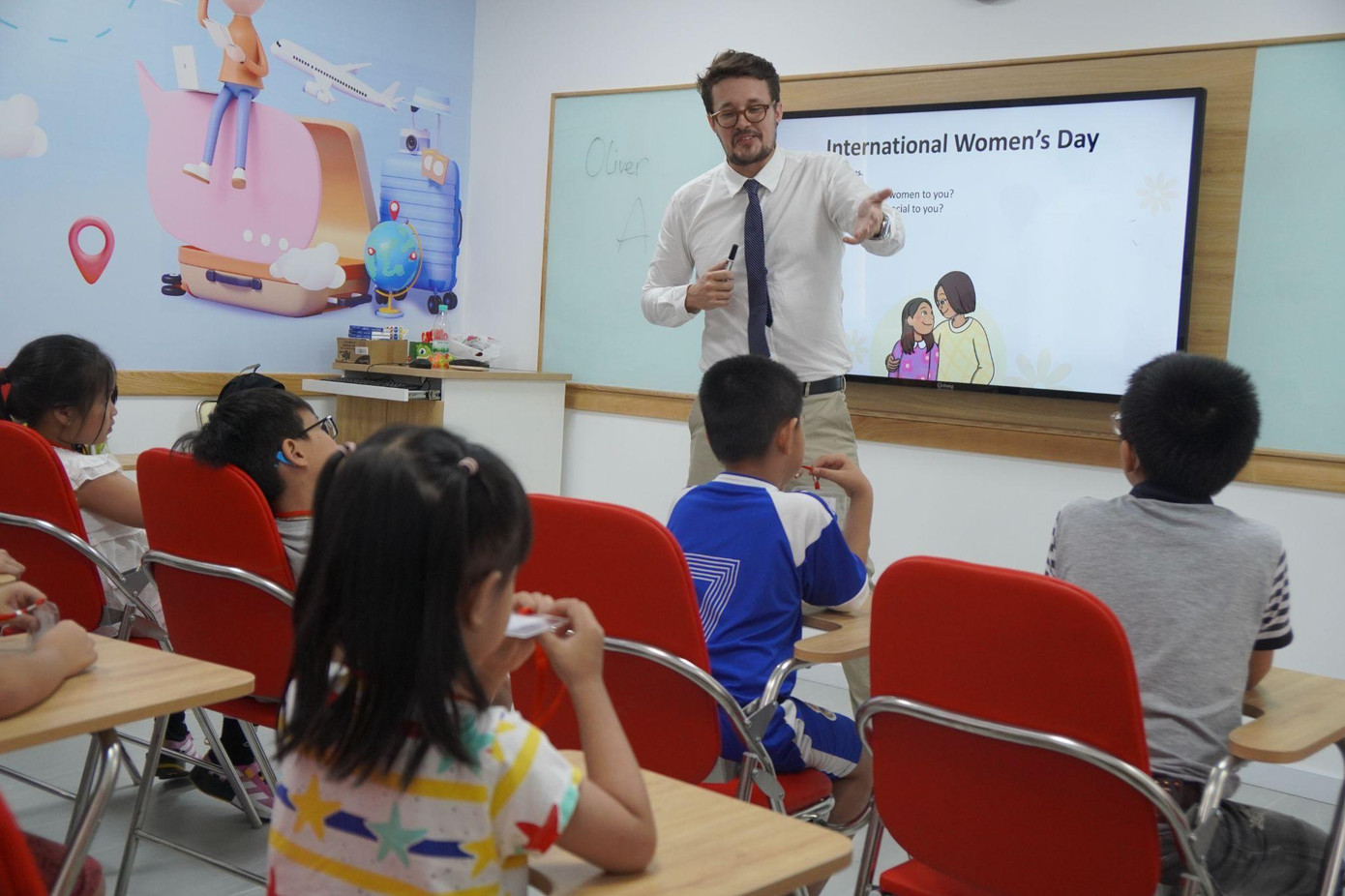 Một tiết học thử sôi động tại lớp học Siêu tiếng Anh, vui học Anh ngữ nhân dịp khai trương VUS Nhà Bè