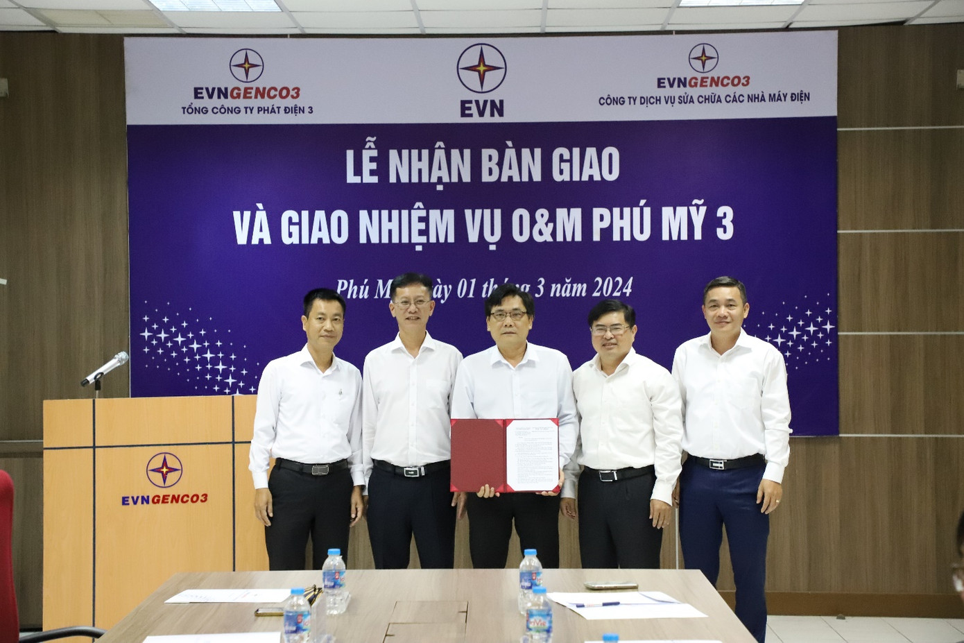 Ông Trương Văn Phương (giữa), Giám đốc Công ty EPS nhận nhiệm vụ O&amp;M Nhà máy điện Phú Mỹ 3