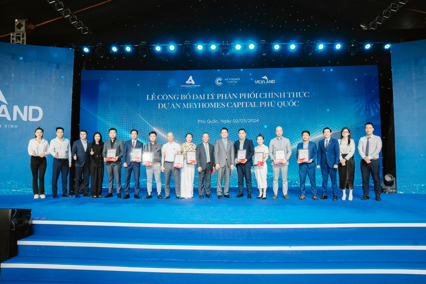 Đại diện Sky Realty nhận chứng nhận đại lý F1 tại buổi giới thiệu dự án Meyhomes Capital Phú Quốc và công bố đại lý phân phối dự án F1 trên toàn quốc