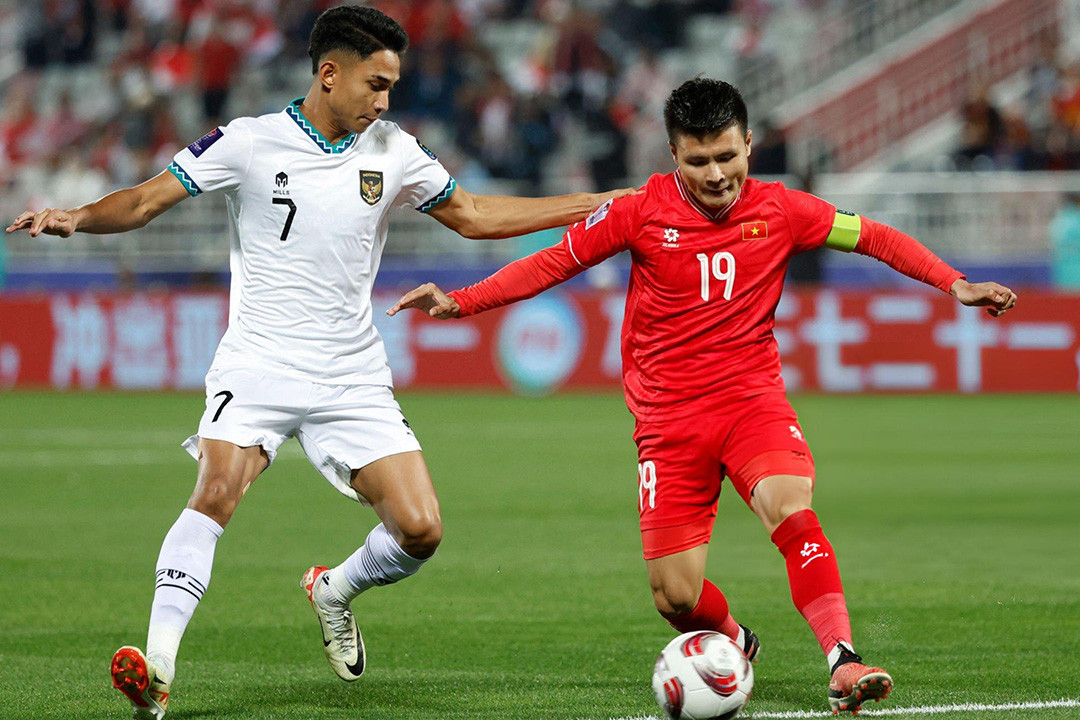 Việt Nam (áo đỏ) và Indonesia (áo trắng) gặp nhau 2 lần trong tháng Ba. (Ảnh: KARIM JAAFAR/Getty) Việt Nam (áo đỏ) và Indonesia (áo trắng) gặp nhau 2 lần trong tháng Ba. (Ảnh: KARIM JAAFAR/Getty)