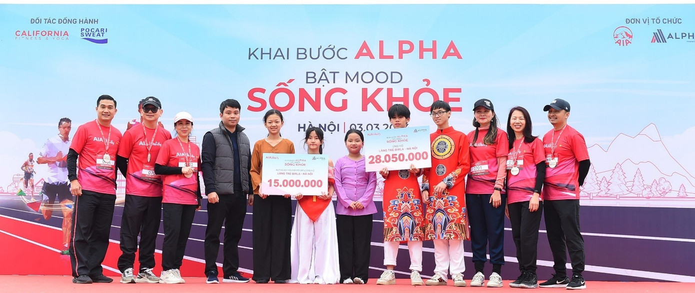 Ban tổ chức trao tặng séc tượng trưng số tiền hơn 43 triệu đồng cho Làng trẻ em Birla, Hà Nội