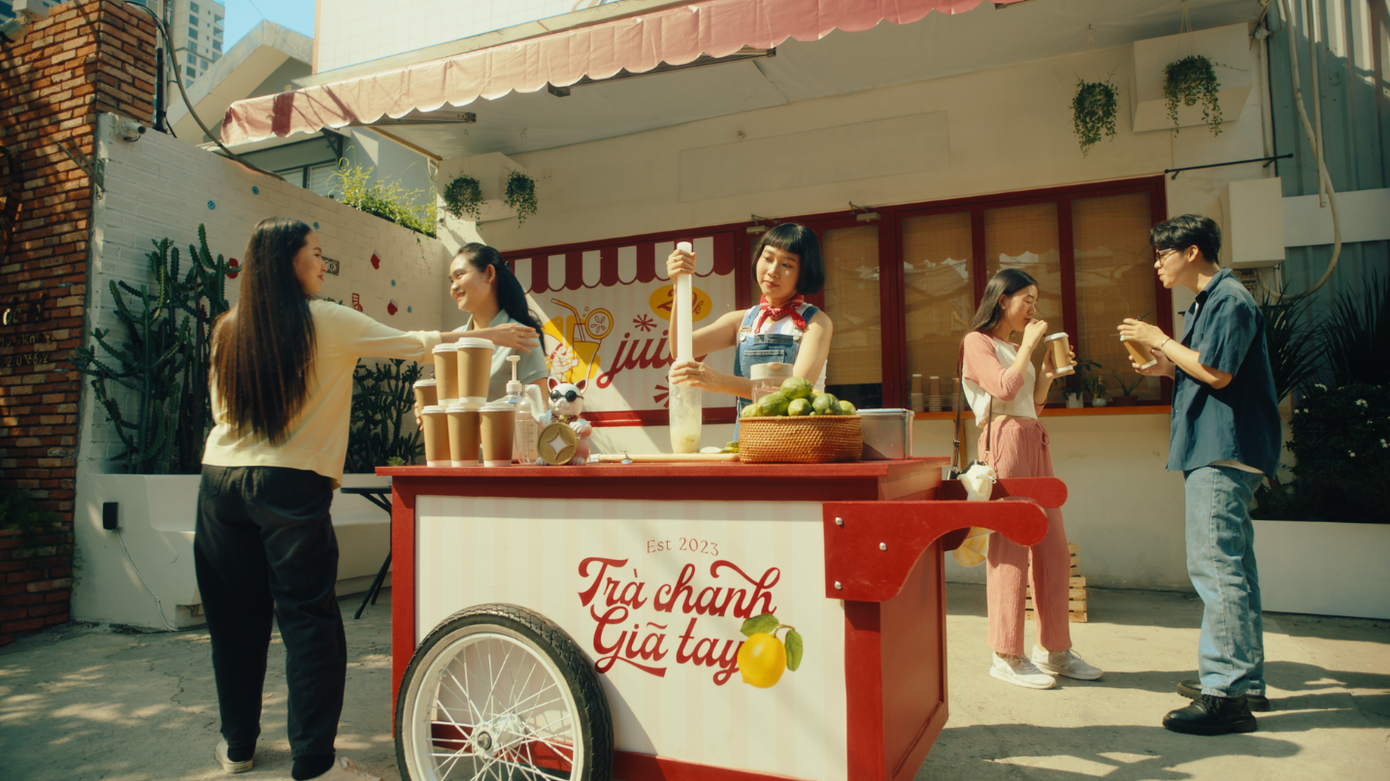 Trà chanh giã tay được đội ngũ sáng tạo đưa vào nội dung đoạn phim. Ảnh: TVC "Tết Ấm App" Home Credit