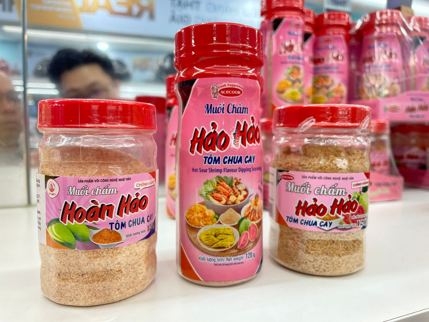 Gia vị chấm của Hảo Hảo cũng bị làm giả, làm nhái(Hộp muối chấm ở giữa là hàng thật, hai hộp bên trái và phải là hàng giả)