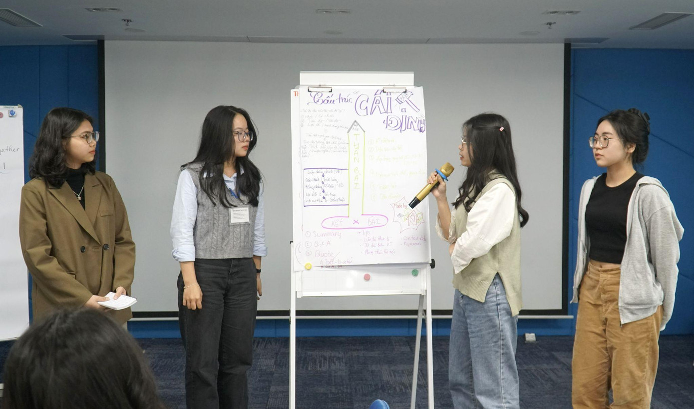 Sinh viên chia nhóm thực hành các kỹ năng mềm