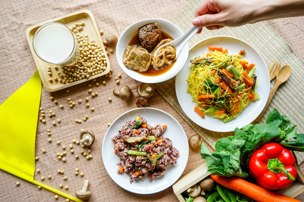 Chế độ dinh dưỡng thực vật với lượng xơ dồi dào sẽ hỗ trợ việc tiêu hóa diễn ra dễ dàng hơn.