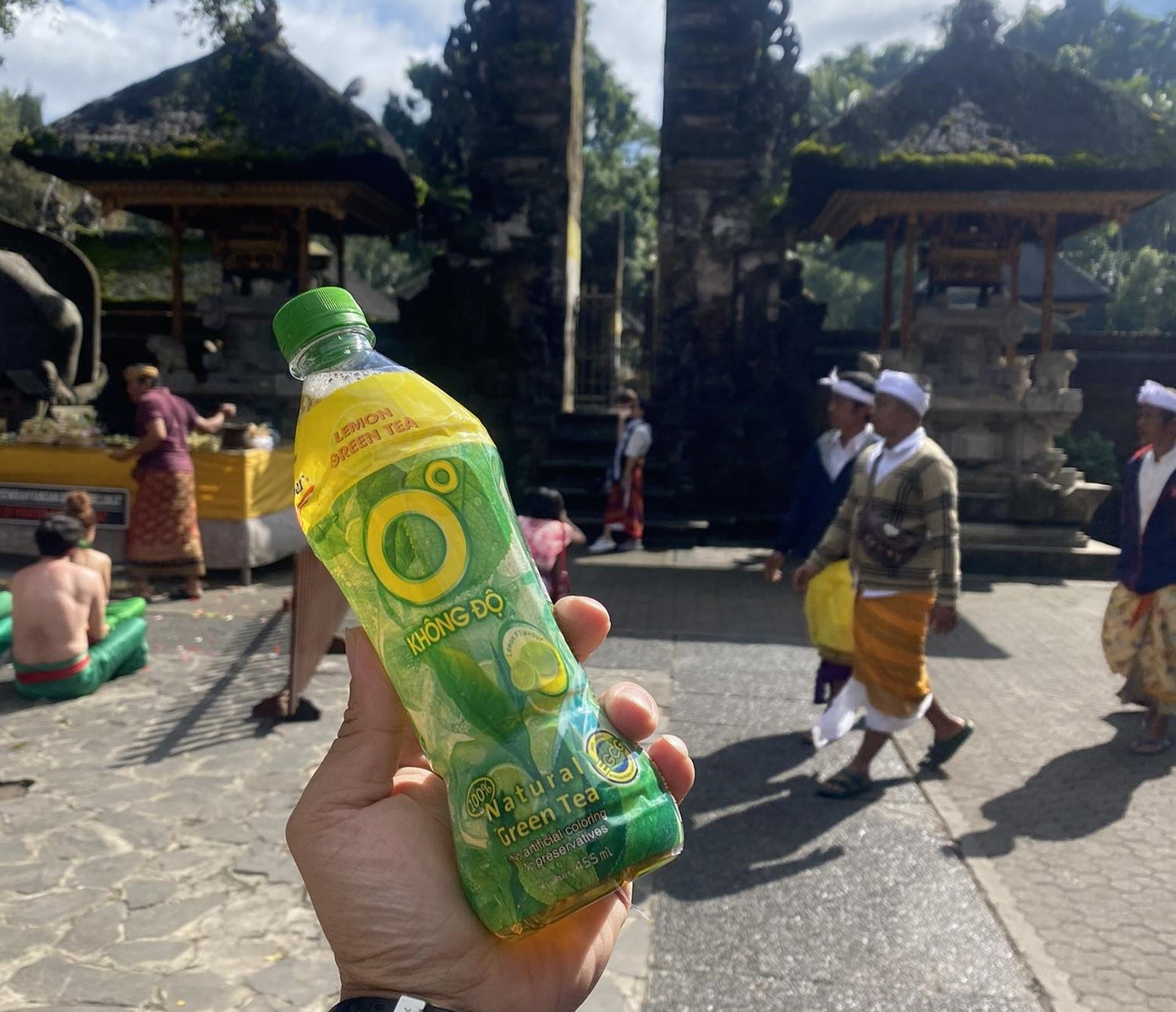 Trà Xanh Không Độ với EGCG và Vitamin C giúp xua tan căng thẳng mệt mỏi, giải nhiệt cuộc sống là thức uống được hàng triệu người trẻ yêu thích và sử dụng mỗi ngày