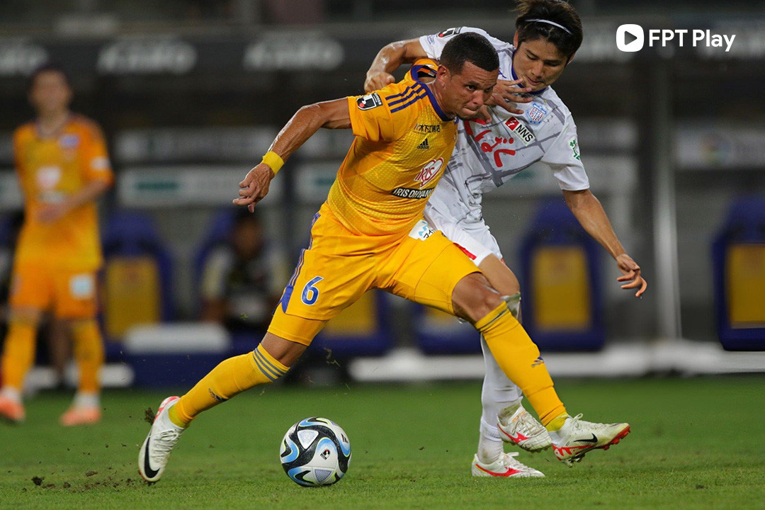 Ewerton (số 6) am hiểu bóng đá châu Á khi từng thi đấu tại Nhật Bản. (Ảnh: J.LEAGUE/Getty)