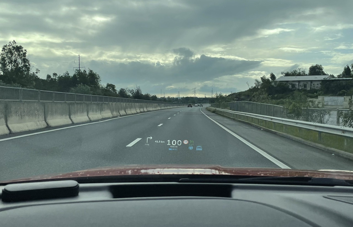 Tính năng ADAS được kích hoạt và hiển thị trên màn hình HUD trong xe VF 8 (Nguồn: Phan Anh).