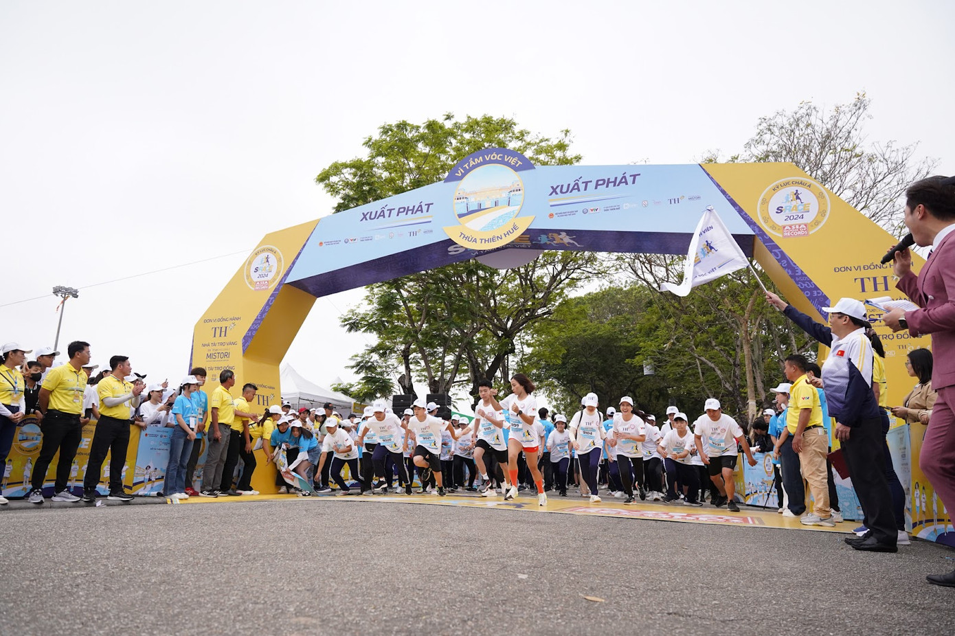 Thầy cô giáo cùng học sinh nắm tay nhau hào hứng tham gia S-Race School, cổ vũ sự kiện Thầy cô giáo cùng học sinh nắm tay nhau hào hứng tham gia S-Race School, cổ vũ sự kiện