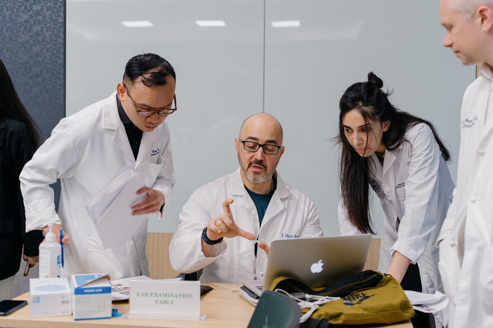 Các chuyên gia nước ngoài sẽ hỗ trợ chuyên môn và đào tạo nâng cao tay nghề phẫu thuật cho các bác sĩ Bệnh viện Đa khoa Hồng Ngọc