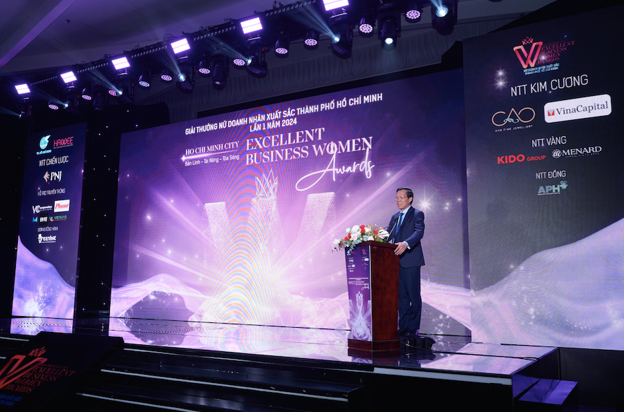 Chủ tịch UBND TPHCM Phan Văn Mãi phát biểu tại Lễ trao giải Chủ tịch UBND TPHCM Phan Văn Mãi phát biểu tại Lễ trao giải