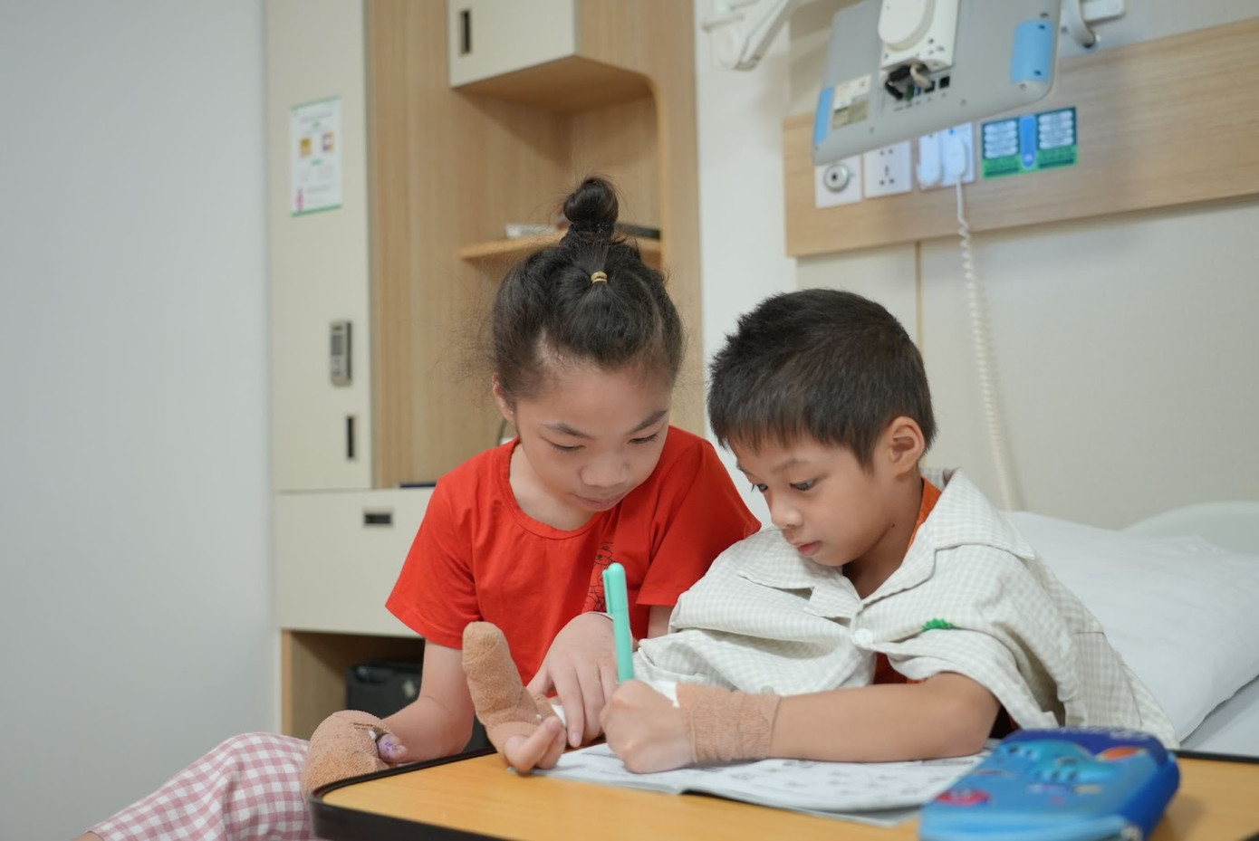 Chị em Lan Anh và Huy sau phẫu thuật hoàn toàn tỉnh táo, có thể sinh hoạt bình thường.