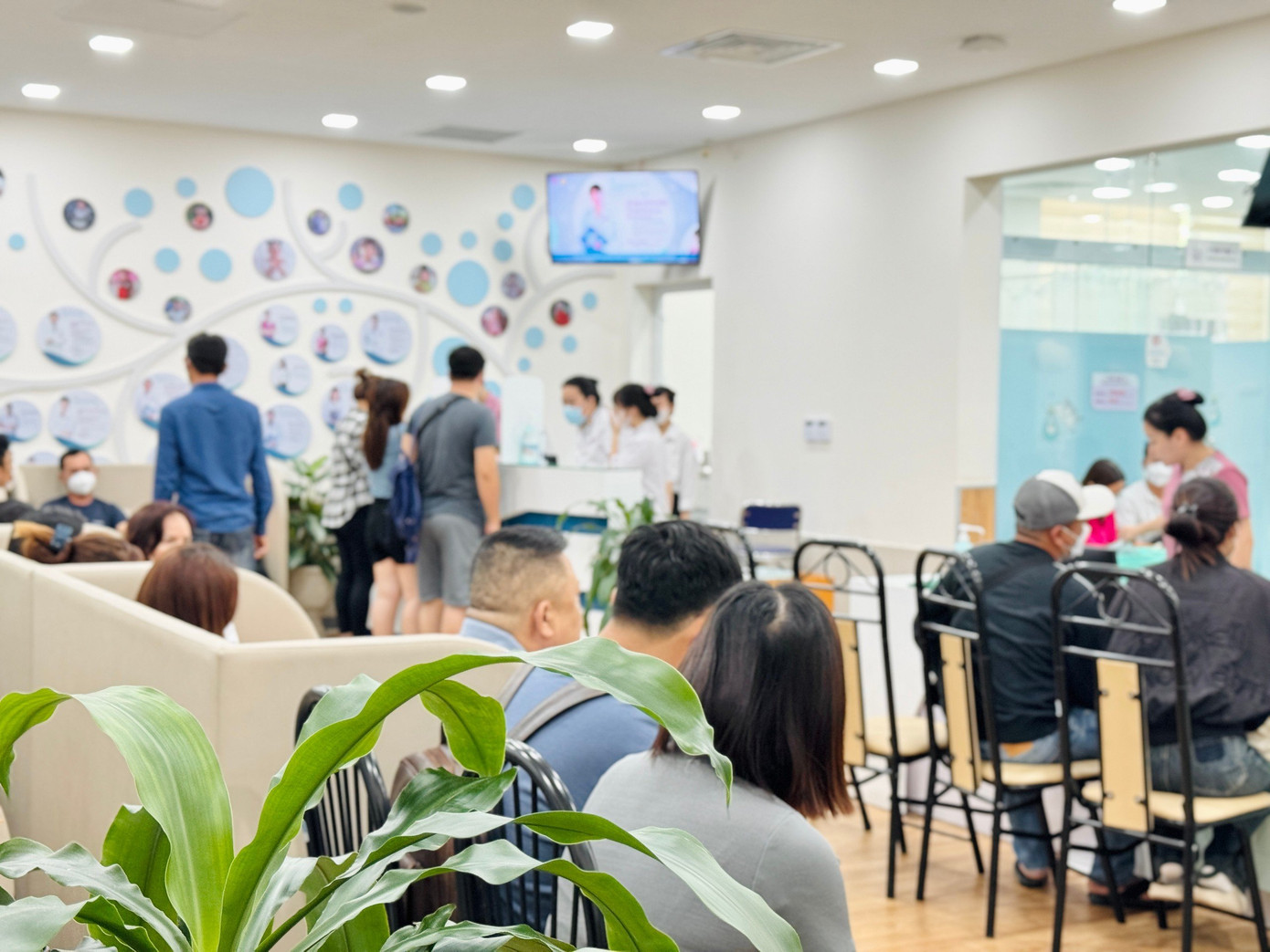 Khách hàng đến thăm khám, điều trị tại khoa Hiếm muộn IVF Phương Châu