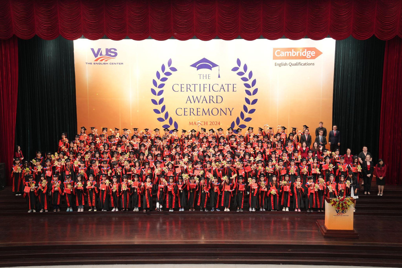 Lễ trao chứng chỉ Cambridge là hoạt động thường niên của VUS được diễn ra nhằm mục đích tôn vinh, ghi nhận sự cố gắng của học viên trong hành trình học tập.