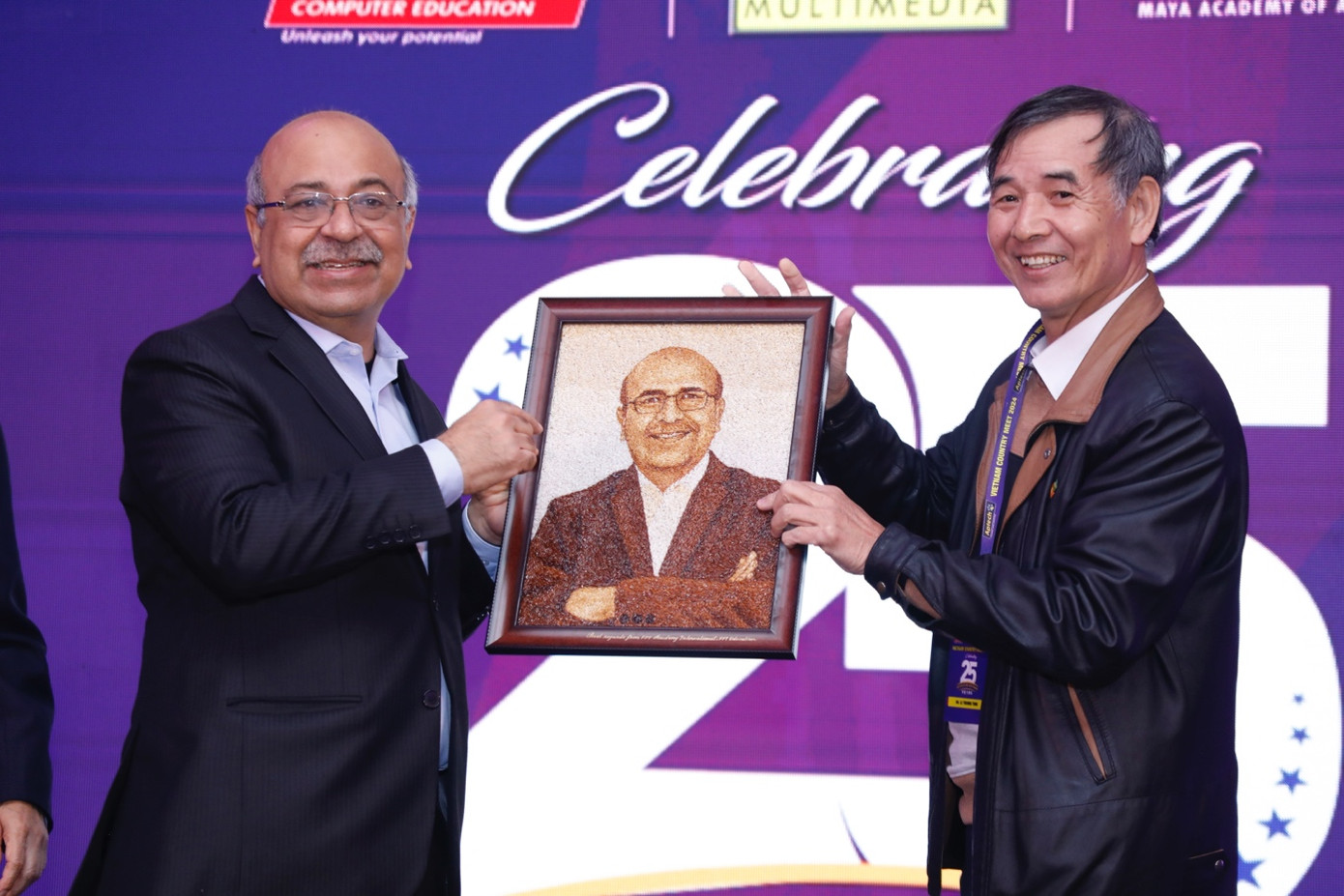 Tiến sĩ Lê Trường Tùng – Chủ tịch Đại học FPT trao quà kỷ niệm cho Tiến sĩ Anuj Kacker - Giám đốc điều hành (tạm thời) Tập đoàn Aptech - Nguồn ảnh: Aptech