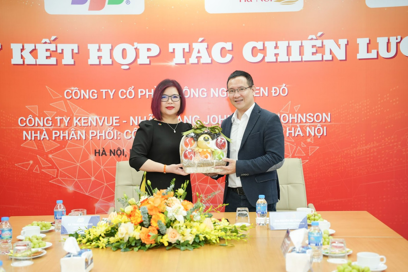 Bà Trịnh Hoa Giang - Phó TGĐ Công ty Cổ phần Công nghệ Sen Đỏ và ông Nguyễn Bùi Thắng - TGĐ Công ty TNHH Tiến Thành Hà Nội Bà Trịnh Hoa Giang - Phó TGĐ Công ty Cổ phần Công nghệ Sen Đỏ và ông Nguyễn Bùi Thắng - TGĐ Công ty TNHH Tiến Thành Hà Nội