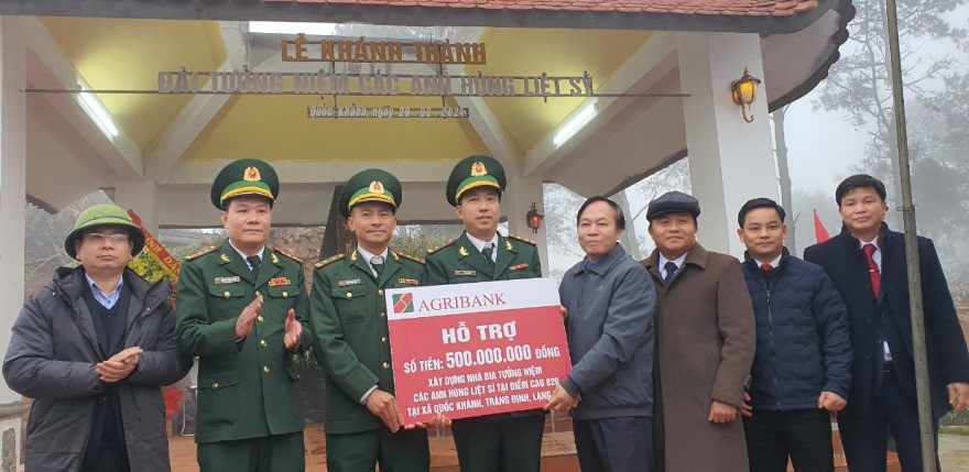 Đồng chí Phạm Hồ Bắc (thứ tư từ phải sang) - Phó Chủ tịch Thường trực Công đoàn Agribank trao 500 triệu đồng hỗ trợ kinh phí xây dựng Nhà bia tưởng niệm các Anh hùng Liệt sỹ tại điểm cao 820 Đồng chí Phạm Hồ Bắc (thứ tư từ phải sang) - Phó Chủ tịch Thường trực Công đoàn Agribank trao 500 triệu đồng hỗ trợ kinh phí xây dựng Nhà bia tưởng niệm các Anh hùng Liệt sỹ tại điểm cao 820
