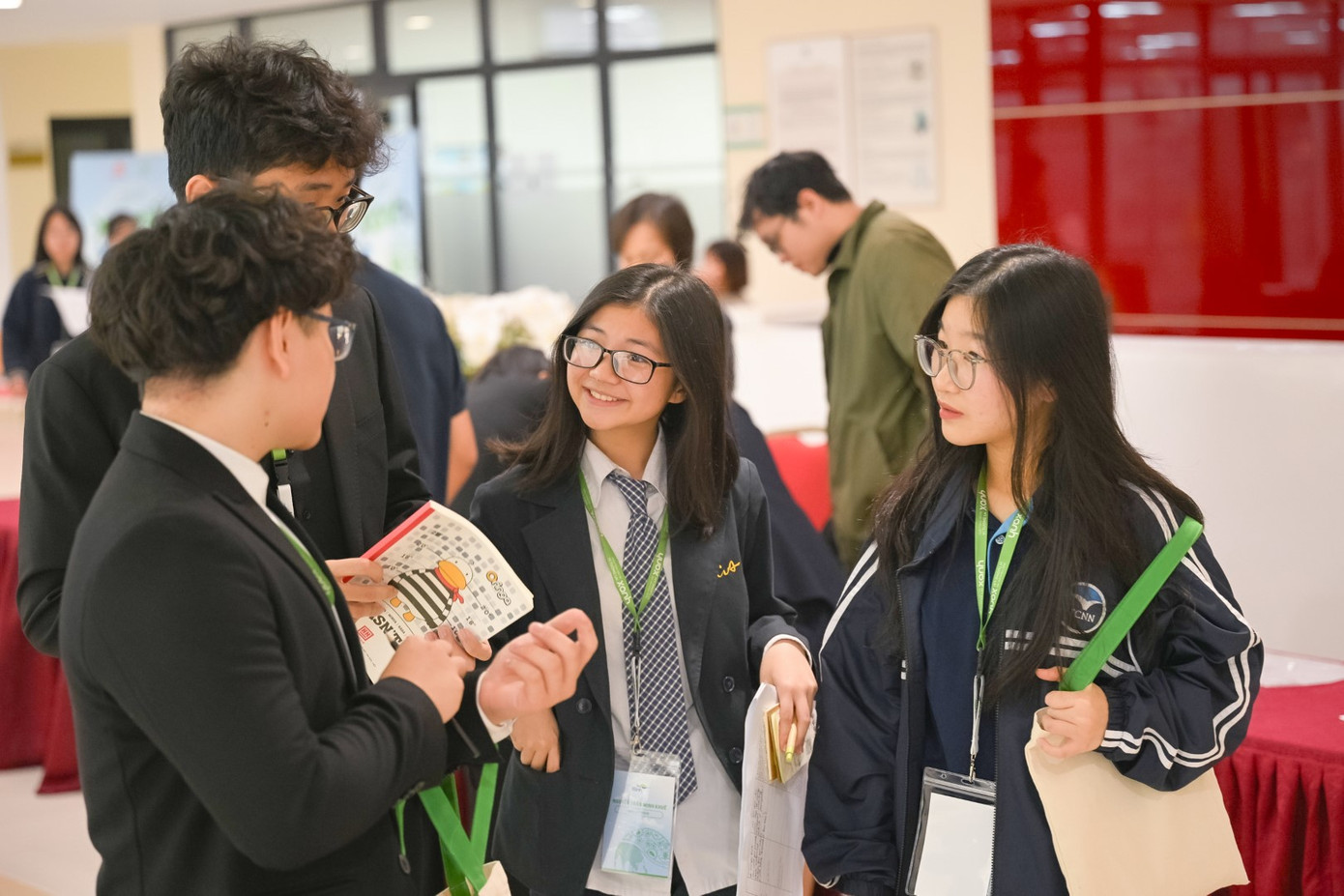 Căng thẳng khi đối đầu nhưng thành viên các đội thi lại vô cùng thân thiện, cởi mở chia sẻ kiến thức thông tin với nhau ở giờ giải lao. Căng thẳng khi đối đầu nhưng thành viên các đội thi lại vô cùng thân thiện, cởi mở chia sẻ kiến thức thông tin với nhau ở giờ giải lao.