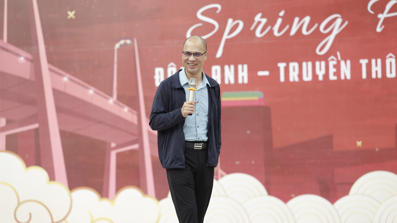 Thầy giáo Nguyễn Anh Đức trong một buổi truyền cảm hứng học IELTS hiệu quả cho học sinh Hà Nội