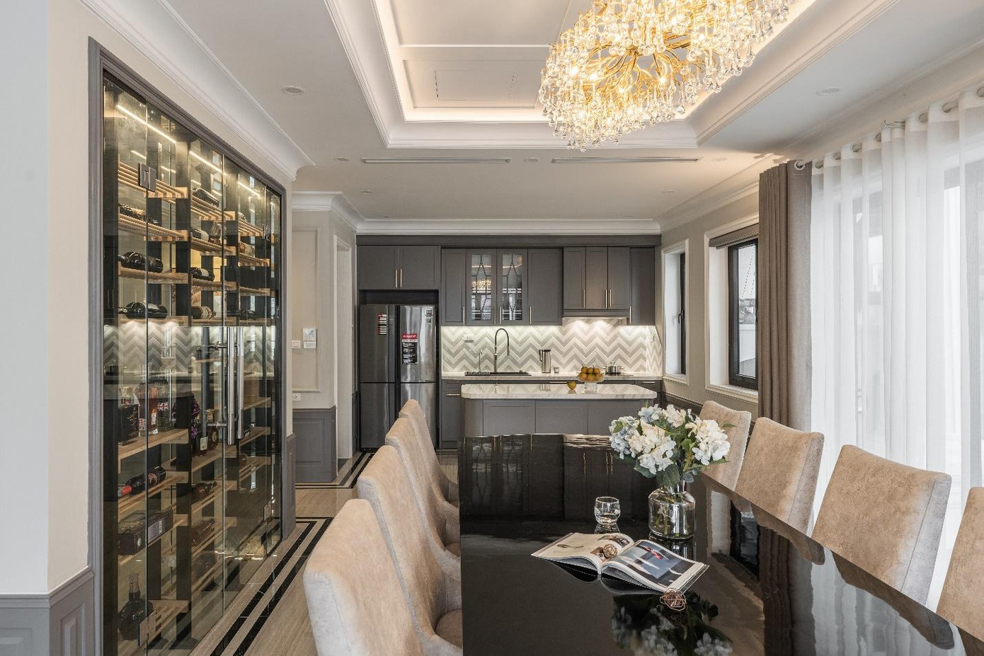 Không gian bếp được trang trí với bàn ăn chữ nhật, chất liệu gỗ tự nhiên sơn đen. Tủ bếp được sử dụng nguyên vật liệu là gỗ công nghiệp, thiết kế với công năng tối ưu, có các đường nét hoa văn trang nhã, phù hợp với nội thất tổng thể của căn nhà.