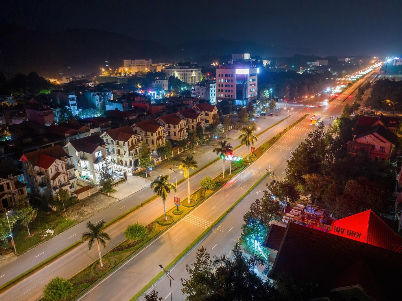 Phương Thảo Villa là công trình dạng biệt thự đơn lập, nằm trong khu đô thị đã xây thô sẵn, phía trước nhà là trục đường lớn 8 làn xe. Căn biệt thự 3 tầng xây trên khu đất có diện tích 260m2, tổng diện tích sàn là 357m2.