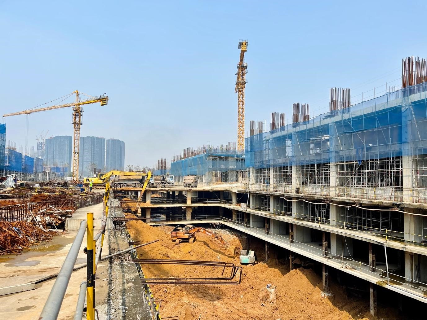 Hiện tại, tiến độ của dự án được ghi nhận hoàn thành xong thi công kết cấu thô hầm B1 và B2, hầm B3 đang đẩy mạnh triển khai khối lượng lớn khoảng 500-700m2 đổ bê tông hàng ngày. Cụ thể: tòa S1 đã thi công xong đài, giằng móng; S2 và S5 đang gấp rút hoàn thiện đài, giằng móng; còn S3, S4 đang gấp rút thi công đài, giằng móng.