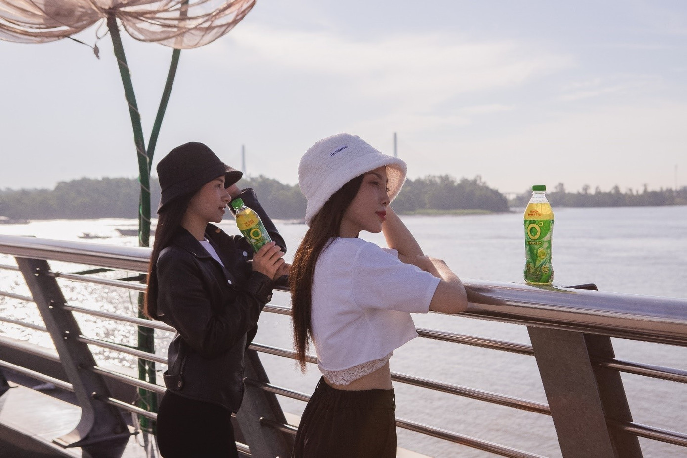 Trà Xanh Không Độ với EGCG và vitamin C đang là thức uống được hàng triệu người trẻ yêu thích và lựa chọn để xua tan căng thẳng mệt mỏi trước áp lực công việc và thời tiết nắng nóng Trà Xanh Không Độ với EGCG và vitamin C đang là thức uống được hàng triệu người trẻ yêu thích và lựa chọn để xua tan căng thẳng mệt mỏi trước áp lực công việc và thời tiết nắng nóng