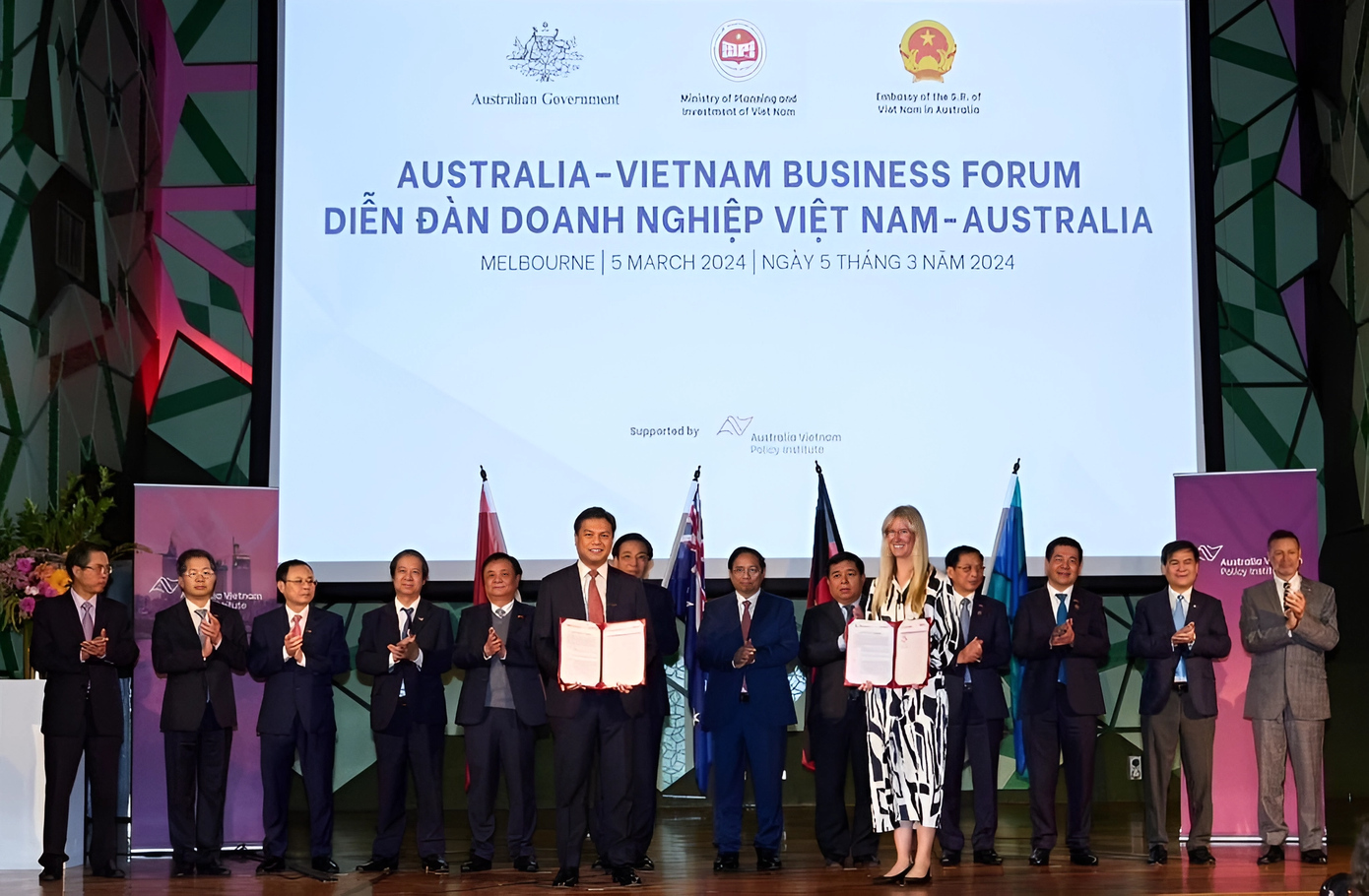 Ông Đinh Quốc Lâm - Chủ tịch HĐQT EVNGENCO3 và đại diện CORIO GENERATION trao Biên bản ghi nhớ về việc hợp tác phát triển các dự án điện gió ngoài khơi tại Việt Nam