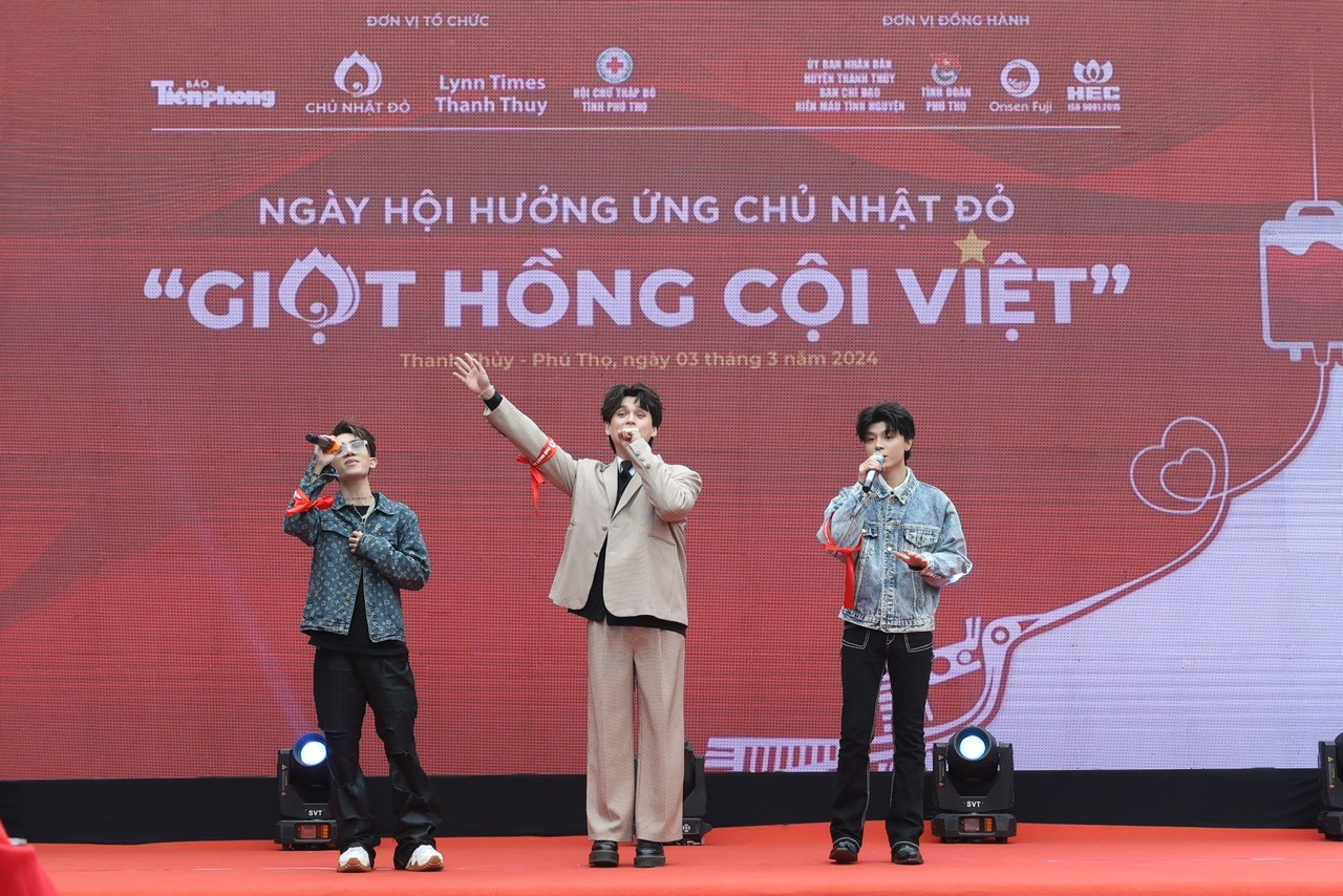 Bộ 3 thầy trò Ca sĩ Nguyễn Trần Trung Quân với những màn biểu diễn ấn tượng tại “Giọt Hồng Cội Việt” Lynn Times Thanh Thủy Bộ 3 thầy trò Ca sĩ Nguyễn Trần Trung Quân với những màn biểu diễn ấn tượng tại “Giọt Hồng Cội Việt” Lynn Times Thanh Thủy