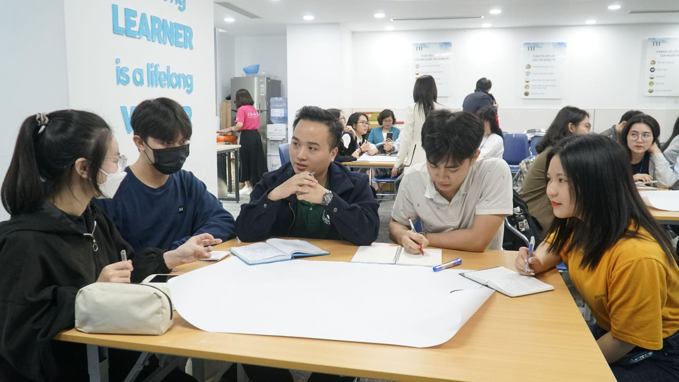 Bạn Đỗ Mạnh Hoàng (thứ ba từ trái sang) cùng các sinh viên trong nhóm thảo luận về phương pháp quản lý thời gian và sắp xếp kế hoạch hiệu quả