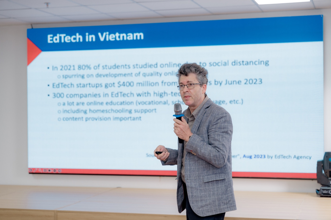 Tiến sĩ Wray Buntine nhấn mạnh tầm quan trọng của các công nghệ AI trong giáo dục