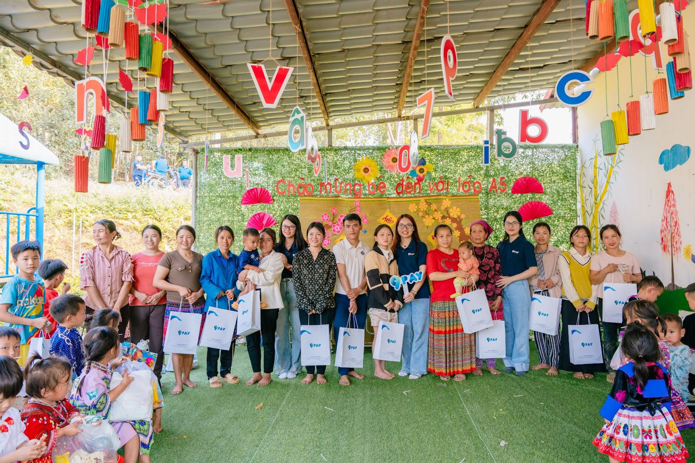Nhân dịp này, 9Pay trao tặng 66 phần quà cho các em nhỏ tại phân hiệu Mèng Đeng và người dân địa phương Nhân dịp này, 9Pay trao tặng 66 phần quà cho các em nhỏ tại phân hiệu Mèng Đeng và người dân địa phương