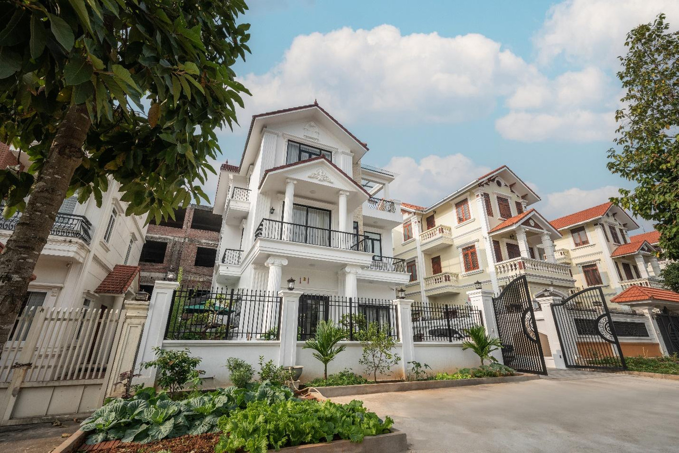 Với mong muốn căn biệt thự có nét cổ điển nhẹ nhàng theo đúng sở thích của gia chủ, Công ty Cổ phần Kiến trúc Xây dựng XCONS Việt Nam đã dành 8 tháng để thiết kế và hoàn thiện lắp đặt nội thất.